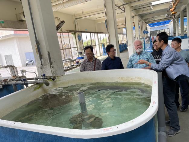 圖1 Crosby博士參訪海龜收容設施.JPG