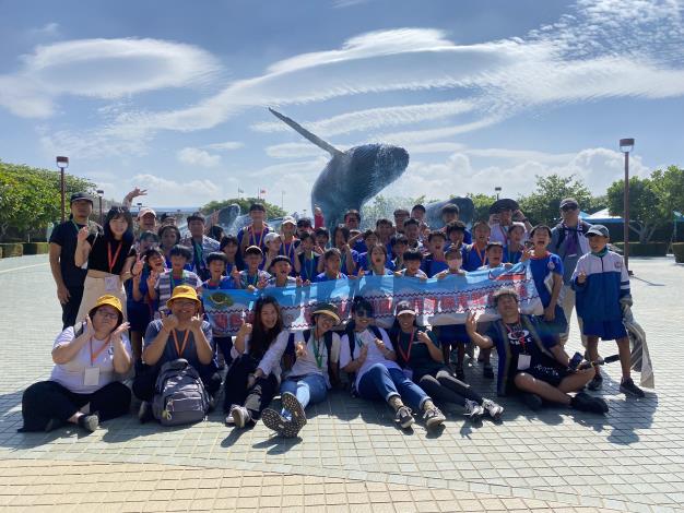 圖1蘭嶼國小全校師生同遊海生館留影