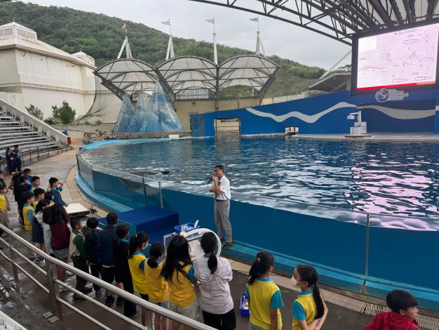 圖4、帶領北濱國小學生進行實驗性活動「小小獸醫師體驗」，前方為藥物霧化器。