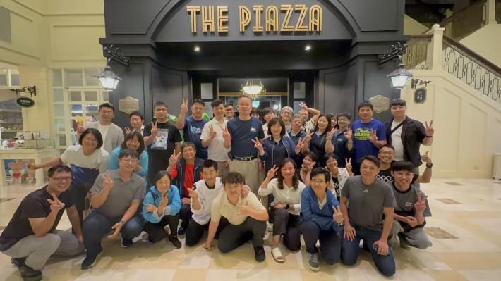 圖6、家族成員(中間海生館溫志宏館長)合影