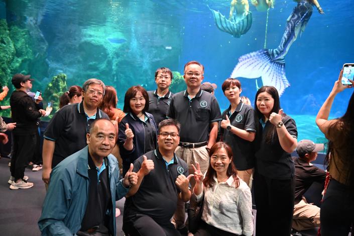 圖5、家族成員(中間海生館溫志宏館長)與美人魚合影