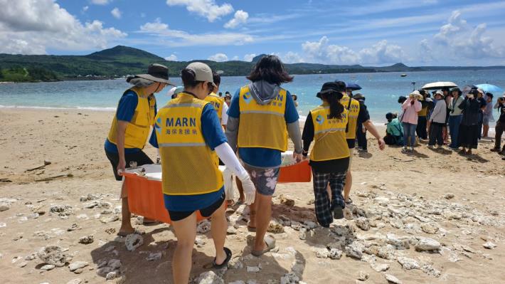 圖1 海保救援網工作人員搬運海龜