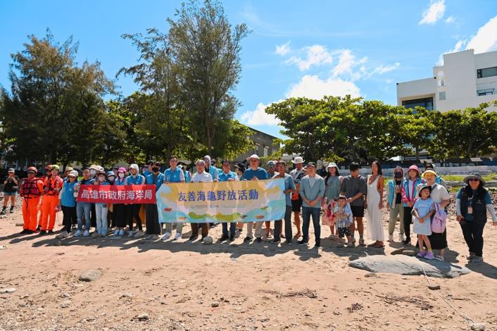 圖2友善海龜野放活動合影