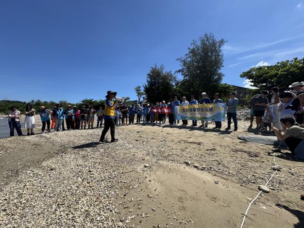 圖1 工作人員與民眾解說野放流程