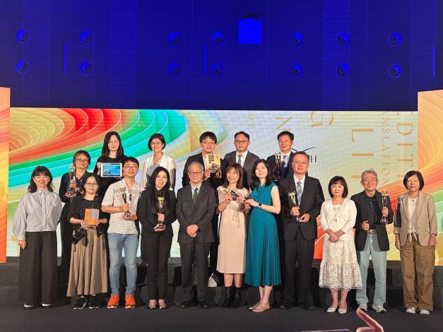 圖4文化部長李遠（左5）與政府出版品得奬者合影，國立海洋生物博物館館長溫志宏（右4）、科學教育組主任楊貴蘭（右3）與財團法人海洋發展教育基金會董事長方力行（右2）。