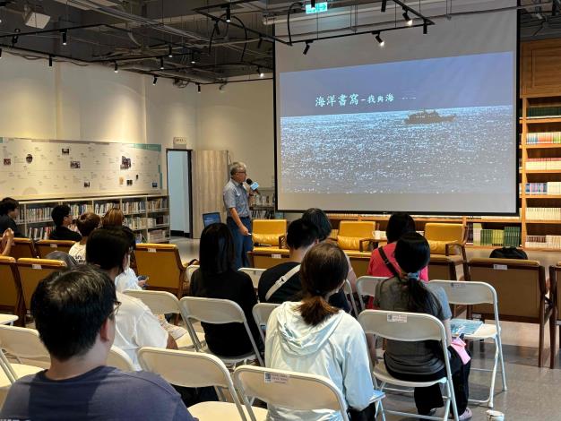 圖1 海洋文學作家廖鴻基老師分享寫作的心路歷程