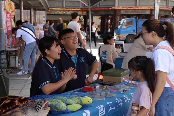 圖1-漁識場科學市集邀請學校、教育單位和研究團隊等轉化研究成果、知識，讓民眾輕鬆學習、體驗。.JPG