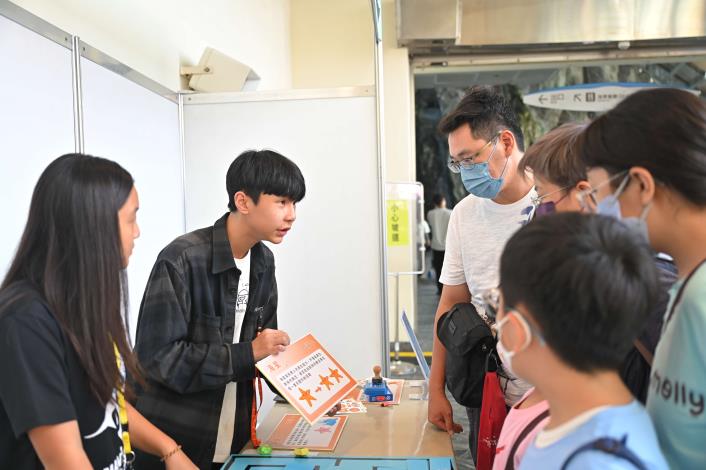 圖5 「小小解說員」親手設計攤位活動，熱情與民眾分享海洋知識與學習成果。