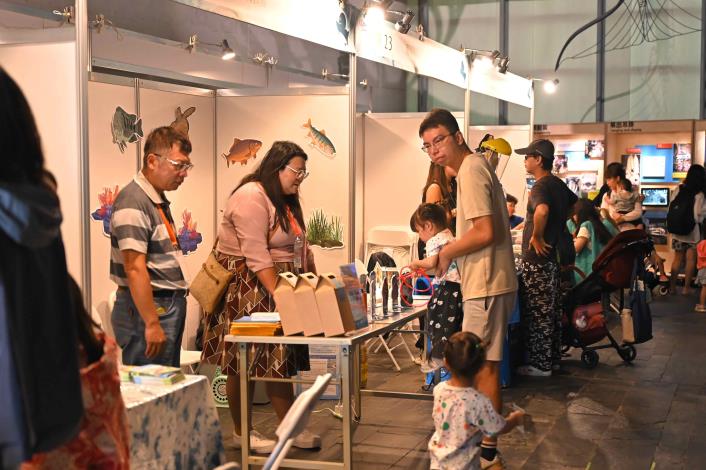 圖4  民眾走進「漁識場科學市集」，近距離體驗海洋科學的樂趣與驚奇.JPG