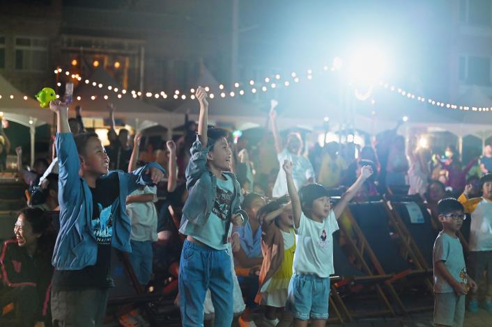 圖6 小朋友熱情參與「落山風海洋戲院」映後有獎徵答，現場氣氛熱烈歡樂。