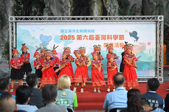 圖1 石門國小帶來排灣族古謠，讓海洋教育與文化傳承彼此滋養。.JPG