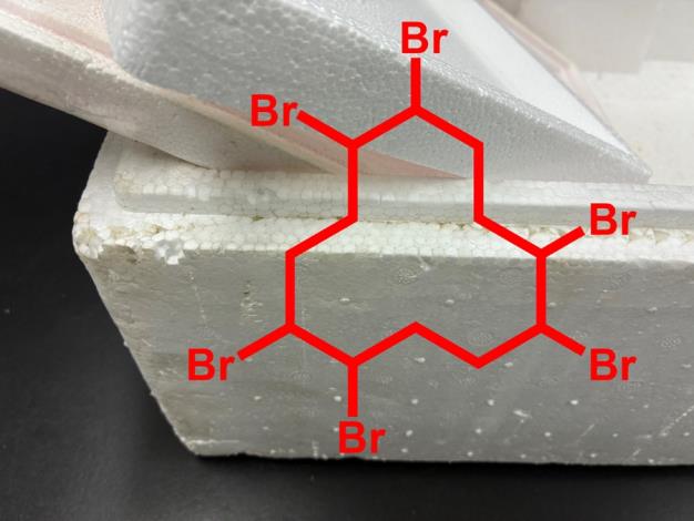 圖2_海岸隨處可見含有大量六溴環十二烷的保麗龍廢棄物