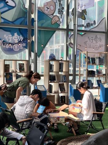 圖3 雙語行動圖書館歡迎大小朋友坐在草皮上悠閒看書、探索海洋