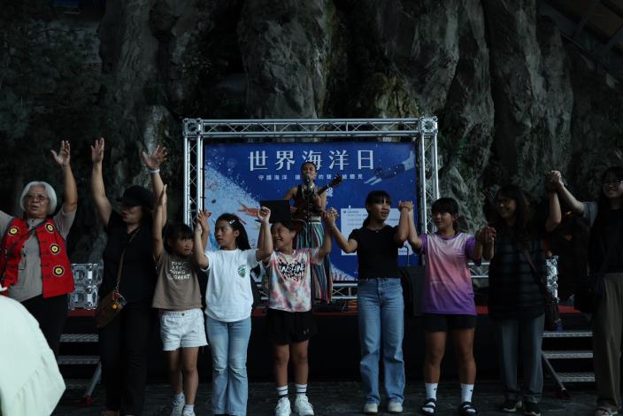 圖10金曲歌后戴曉君演出與現場觀眾互動