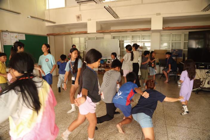圖5：海生館帶領學生以肢體舞出海洋生命力.JPG