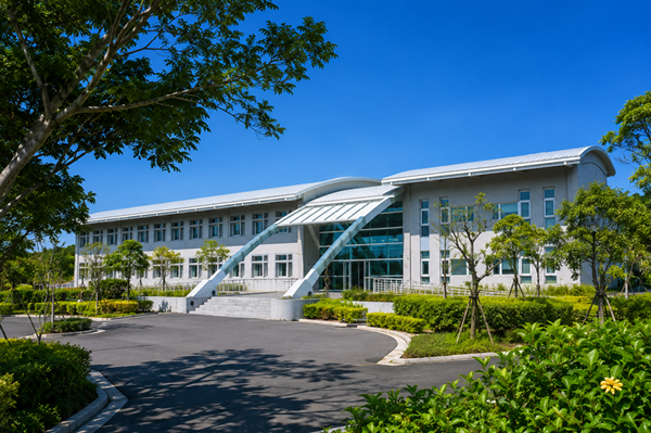 圖一_海生館研究大樓為本館重要的海洋研究基地，長期投入海洋生物、珊瑚礁保育及海洋生物科技研究，並持續推動國際合作與學術交流。