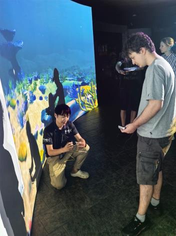 圖二 荷蘭莎格森應用科技大學團隊成員於海生館展示區域進行現場設置作業，與海生館同仁密切協作，共同推動互動式海洋教育展示的建置與測試