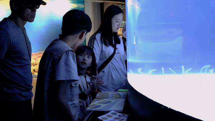 圖2民眾在小小解說員的引導下，親眼見證書中生物的奧妙，完成最深刻的海洋探索之旅
