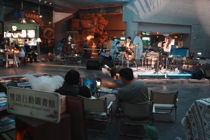 圖3 民眾在悠揚的樂聲中探索雙語圖書