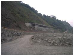 通往神木村的新中橫公路被土石流沖毀(王怡平 攝影)